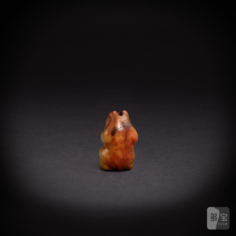 A white and russet jade 'bear' pendant, Liao dynasty or earlier | 遼或更早 白玉熊墜 - 图2
